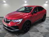 un SUV Volkswagen rouge garé dans une pièce au sol carrelé