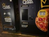 deux distributeurs automatiques sur lesquels figurent des pizzas