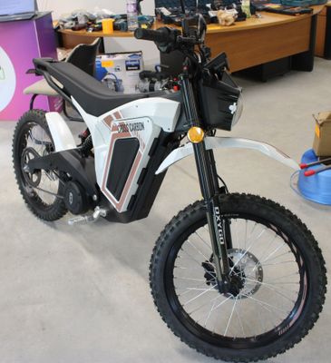 une moto tout-terrain garée dans un garage