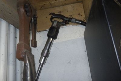 un troglodyte des tuyaux et un collier de serrage fixé au mur
