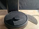 un petit appareil posé sur une table en bois
