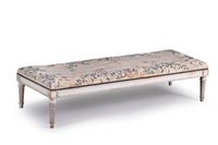 Banquette en bois sculpté, mouluré et laqué gris.