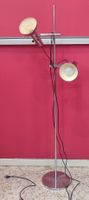 Lampadaire en métal chromé à deux bras de lumière. (photo 2)