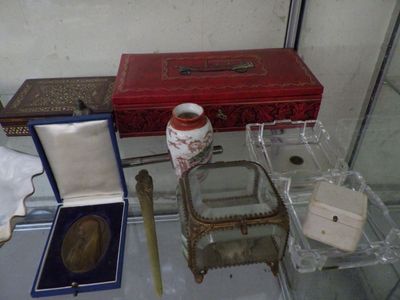 une vitrine en verre contenant divers objets