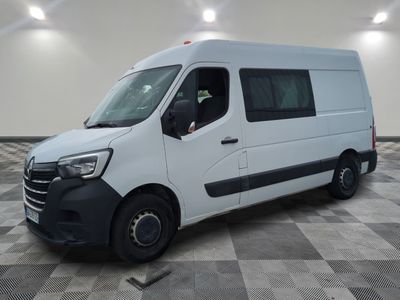 la camionnette blanche est garée sur un sol carrelé en damier