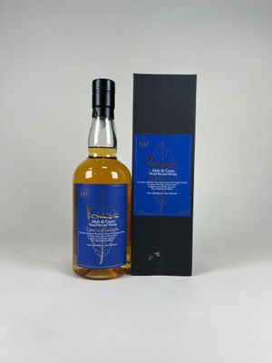 une bouteille de whisky posée à côté d'une boîte sur une surface blanche