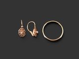 une paire de boucles d'oreilles en or et une bague sertie d'une perle