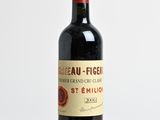 une bouteille de vin posée sur une table