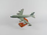 un petit avion-jouet posé sur un socle