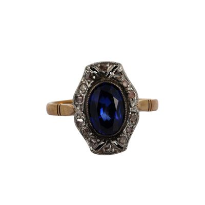Gros plan sur une bague contenant une pierre bleue