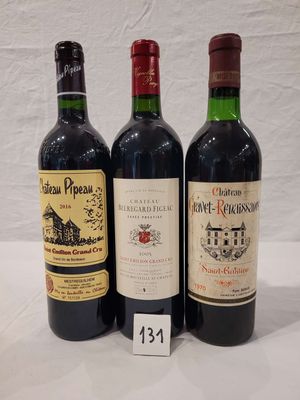 Trois bouteilles de vin sont posées sur une table, accompagnées d'une étiquette de prix