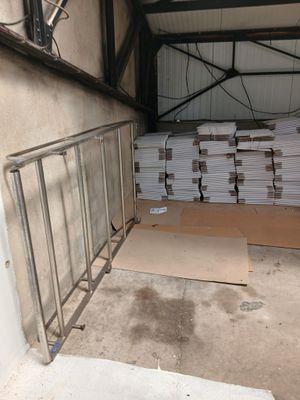 des piles de papier par terre dans un entrepôt