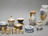 de nombreux types de vases et de bols sur la table