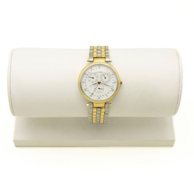 une montre posée sur un présentoir à montres