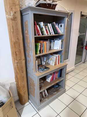 une grande étagère à livres sur laquelle sont posés plusieurs livres