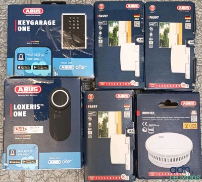 Plusieurs cartons contenant des appareils électroniques sont posés par terre.