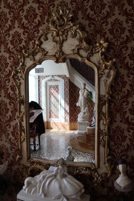 un miroir posé sur une table devant un mur
