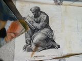 le dessin d'un homme en train de lire un livre, représenté sur une feuille de papier