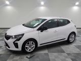 la voiture blanche est garée sur un carrelage à carreaux