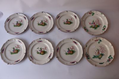 six assiettes ornées de motifs floraux sont disposées sur un fond blanc