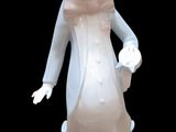 une figurine représentant une femme coiffée d'un haut-de-forme