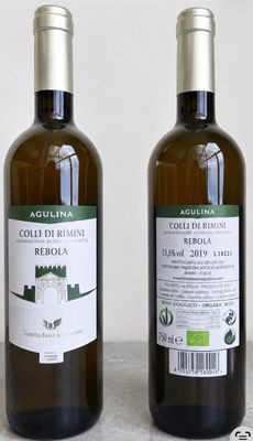 deux bouteilles de vin posées l'une à côté de l'autre sur une table