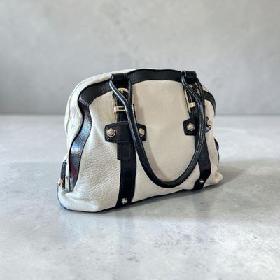 un sac à main blanc et noir posé sur une table