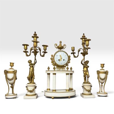 cinq types différents d'horloges et de vases exposés
