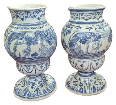 une paire de vases bleus et blancs empilés l'un sur l'autre
