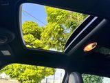 l'intérieur d'une voiture avec le toit ouvrant baissé et le toit ouvrant baissé