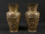 deux vases posés sur une surface noire
