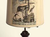 une lampe sur laquelle est représenté un bateau