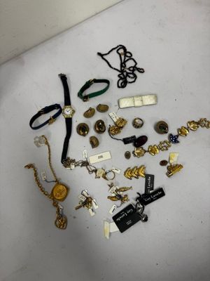 beaucoup de bijoux en or et en argent sur une table