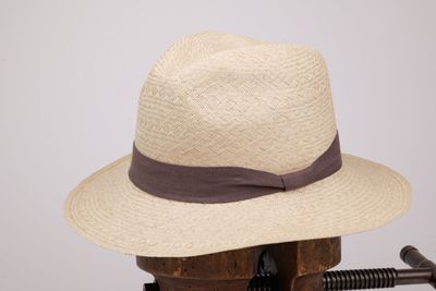 un chapeau posé sur un support en bois