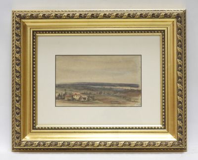 un tableau représentant un paysage, dans un cadre doré, accroché à un mur blanc