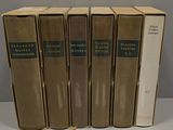 quatre livres sont empilés sur une table