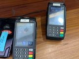 trois téléphones portables posés sur une table