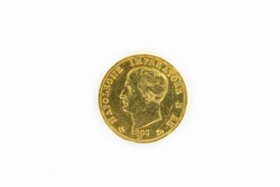 gros plan d'une pièce d'or sur une surface blanche