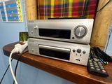 une chaîne hi-fi posée sur une étagère dans une pièce