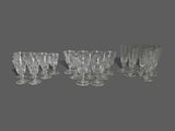 six verres à vin posés les uns à côté des autres sur une table