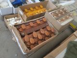 de nombreuses boîtes de chocolats et de guimauves sur la table