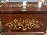 une boîte en bois ornée d'un motif doré