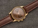 gros plan d'une montre-bracelet avec un bracelet en cuir marron