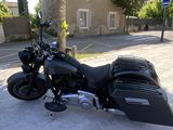 une moto garée sur le côté de la rue