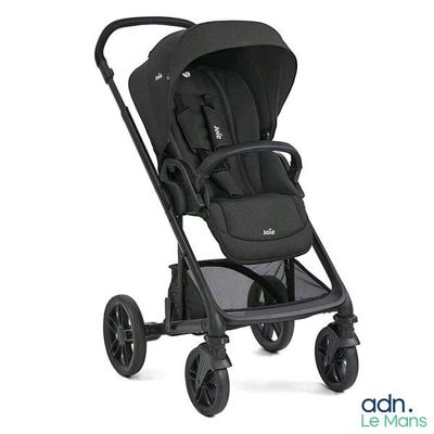 la poussette est noire, avec un siège noir et des roues noires