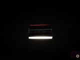 l'image d'une photo en noir et blanc représentant une lumière dans l'obscurité