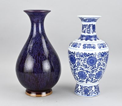deux vases bleus et blancs posés l'un à côté de l'autre sur une table