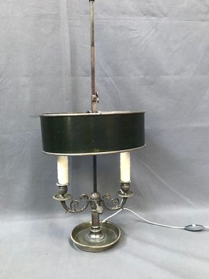 l'image d'une lampe posée sur une table