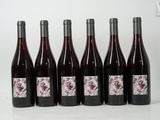 six bouteilles de vin rouge sont alignées
