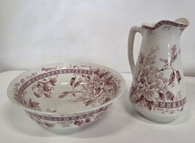 un pichet et un bol, l'un marron et l'autre blanc, posés l'un à côté de l'autre sur une table